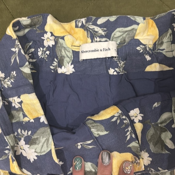 Abercrombie lemon shorts - Picture 2 of 2